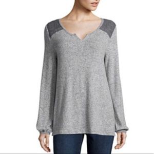 Gray long sleeve split crew neck knit blouse